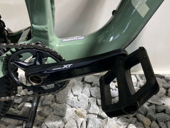 Installing the pedal on the crank arm