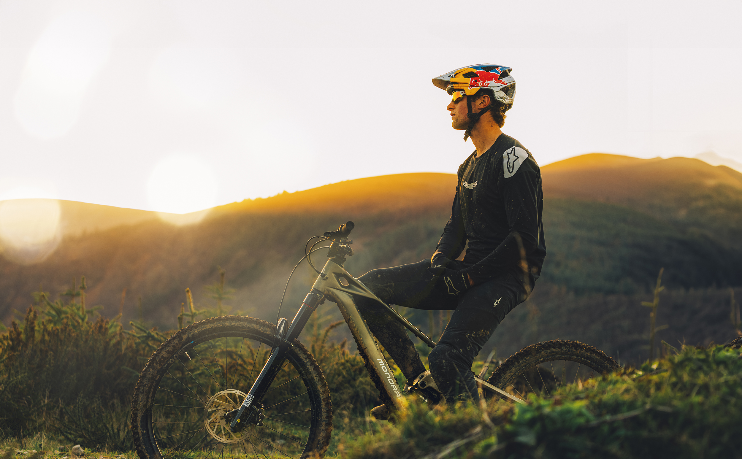 Mountainbikerin auf einem Trail im Wald