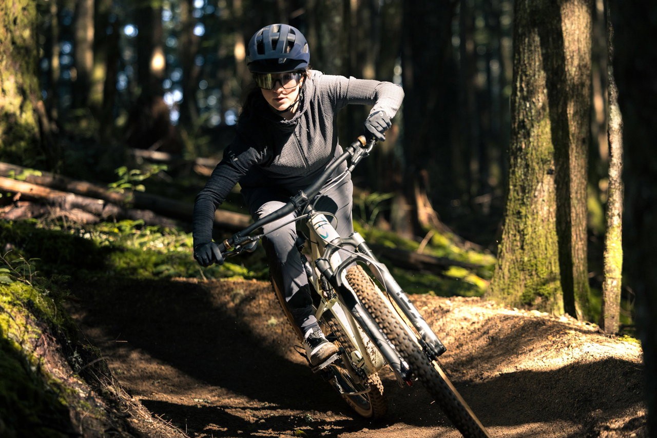 Mountainbikerin auf einem Trail im Wald